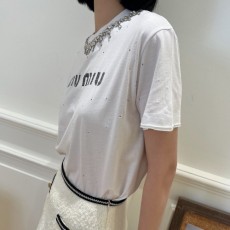 미우미우 MIUMIU 2022 SS 큐빅 라운드넥 여성 반팔티 커스텀급