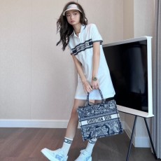 디올 DIOR 2022 SS 카라 띠로고 여성 반팔롱티 커스텀급
