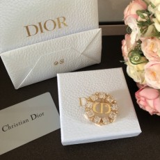디올 DIOR 2022 SS 캐릭터 로고 큐빅 원형 여성 브로치 커스텀급