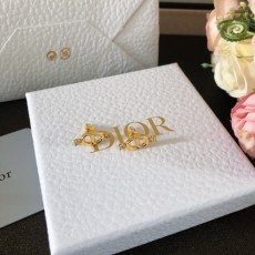 디올 DIOR 2022 SS 캐릭터 로고 큐빅 여성 귀걸이 커스텀급