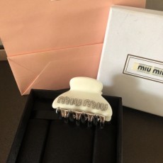 미우미우 MIUMIU 2022 SS 로고 큐빅 여성 머리핀 커스텀급