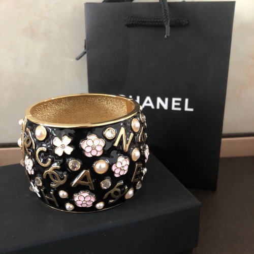 샤넬 CHANEL 2022 SS 캐릭터 까멜리아 원형 여성 팔찌 커스텀급