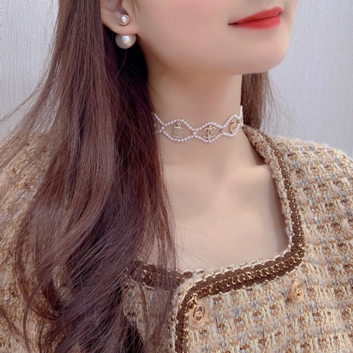 디올 DIOR 2022 SS 캐릭터 진주로고 구형 여성 귀걸이 커스텀급