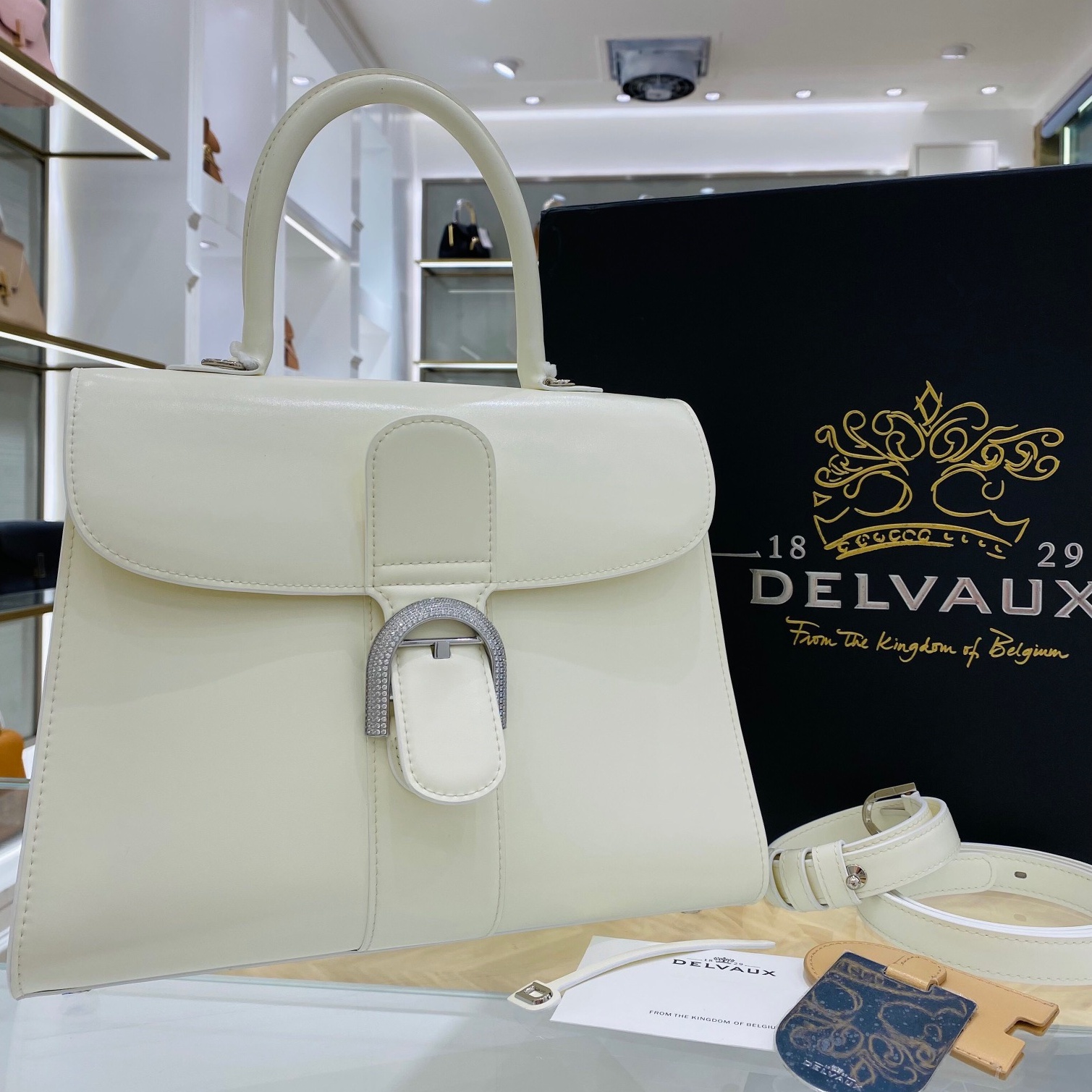 델보 DELVAUX 2023 SS 민자가죽 큐빅버클 화이트 토트백 라지 미러급