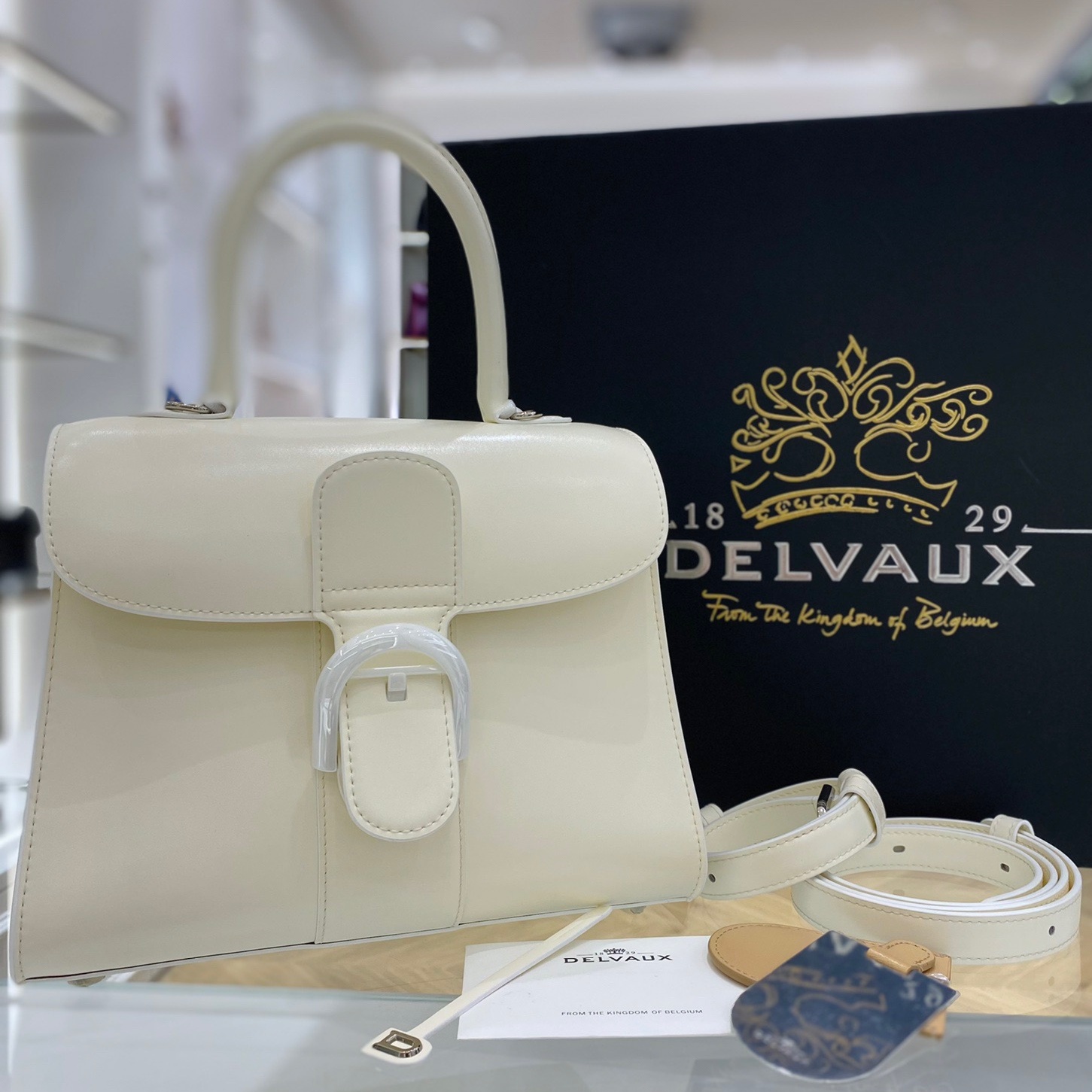 델보 DELVAUX 2023 SS 민자가죽 큐빅버클 화이트 토트백 미듐 미러급