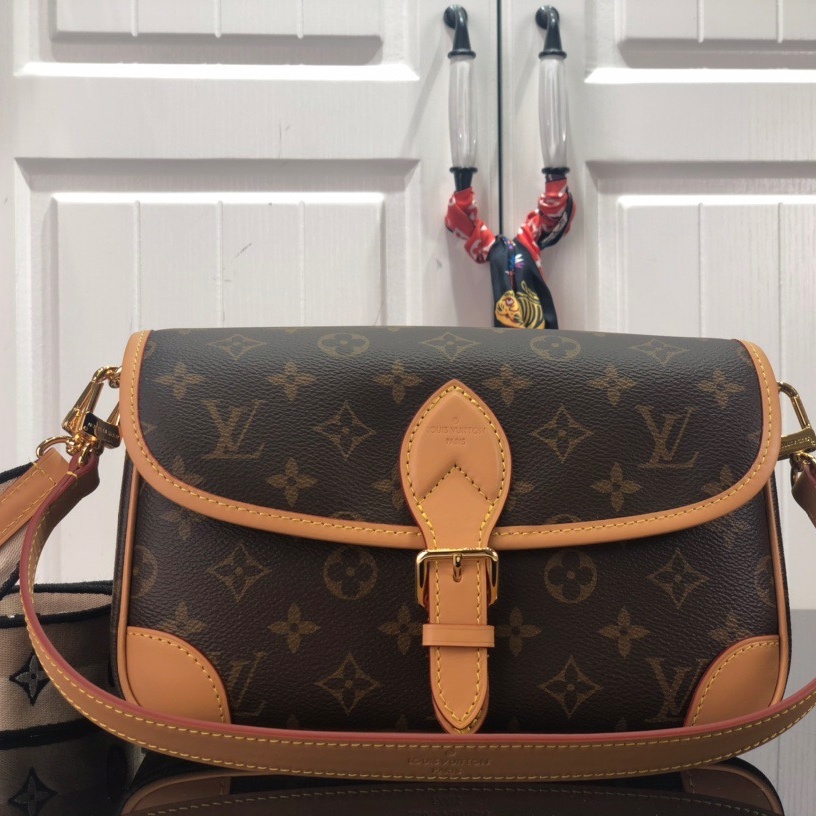 루이비통 LOUIS VUITTON 2023 SS 모노그램 다이앤 크로스백 핑크베이지스트랩 커스텀급 M45985