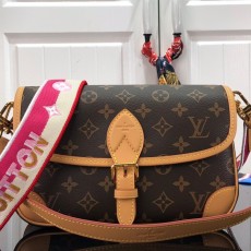 루이비통 LOUIS VUITTON 2023 SS 모노그램 다이앤 크로스백 핑크스트랩 커스텀급 M45985
