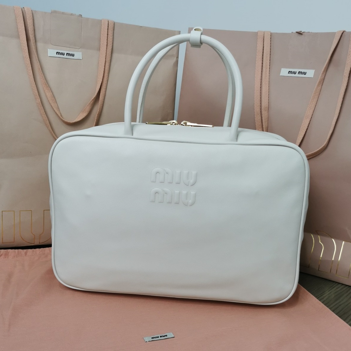 미우미우 MIUMIU 2023 SS 각인로고 탑핸들 토트백 화이트 5BB117 커스텀급