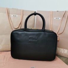 미우미우 MIUMIU 2023 SS 각인로고 탑핸들 토트백 블랙 5BB117 커스텀급