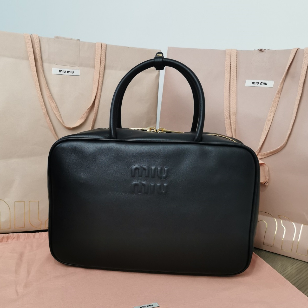 미우미우 MIUMIU 2023 SS 각인로고 탑핸들 토트백 블랙 5BB117 커스텀급