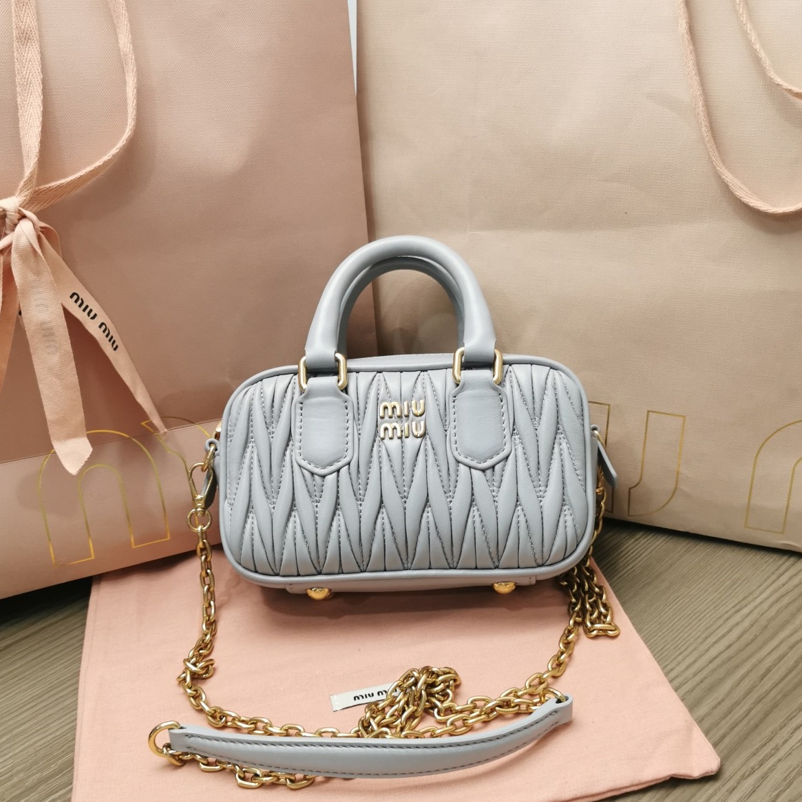 미우미우 MIUMIU 2023 SS 마틀라쎄 미니 토트 탑 핸들백 민트 5BP077 커스텀급
