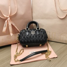 미우미우 MIUMIU 2023 SS 마틀라쎄 미니 토트 탑 핸들백 블랙 5BP077 커스텀급