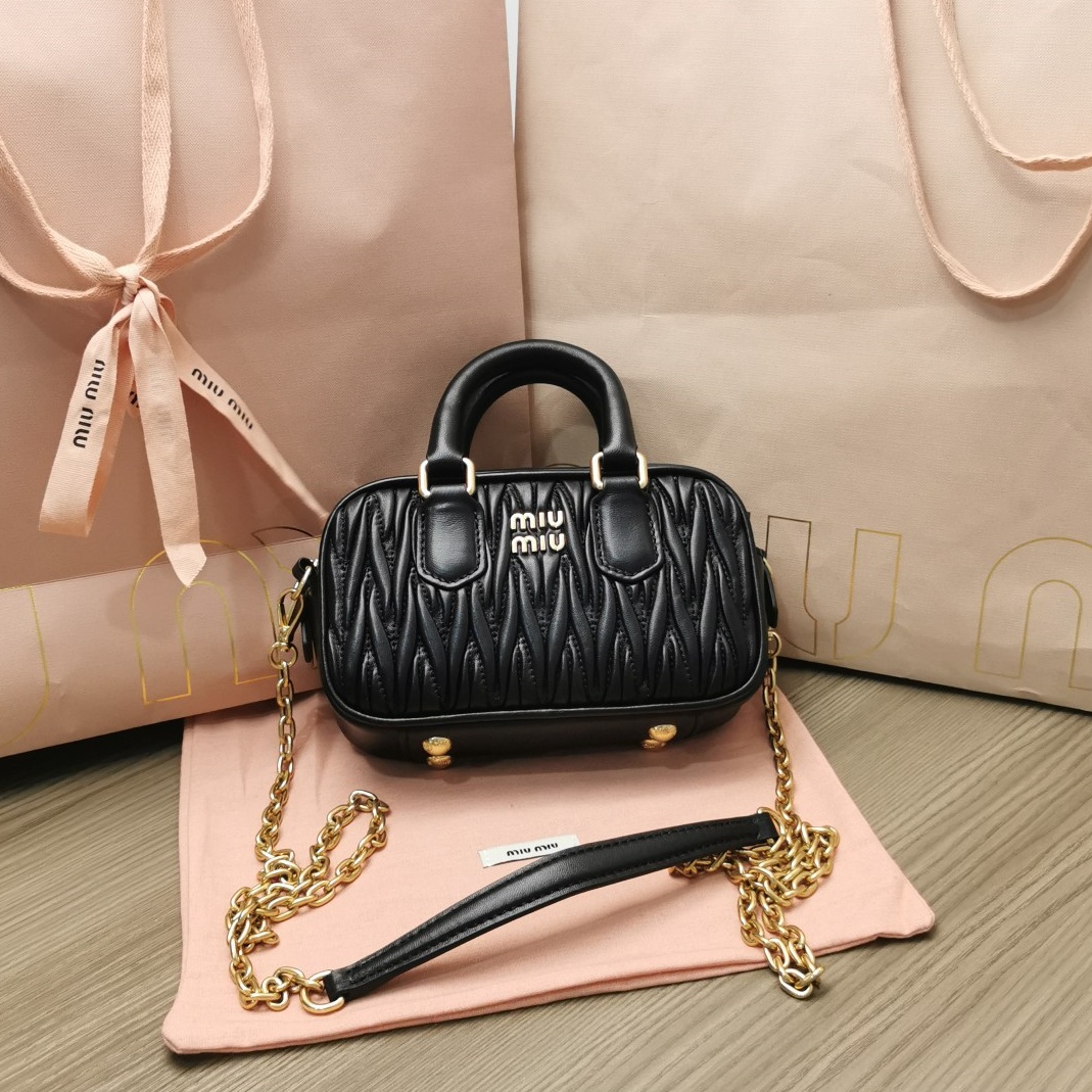 미우미우 MIUMIU 2023 SS 마틀라쎄 미니 토트 탑 핸들백 블랙 5BP077 커스텀급