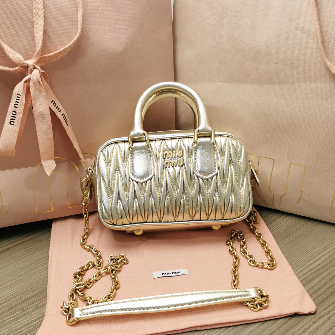 미우미우 MIUMIU 2023 SS 마틀라쎄 미니 토트 탑 핸들백 골드 5BP077 커스텀급