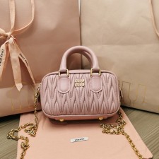 미우미우 MIUMIU 2023 SS 마틀라쎄 미니 토트 탑 핸들백 연핑크 5BP077 커스텀급