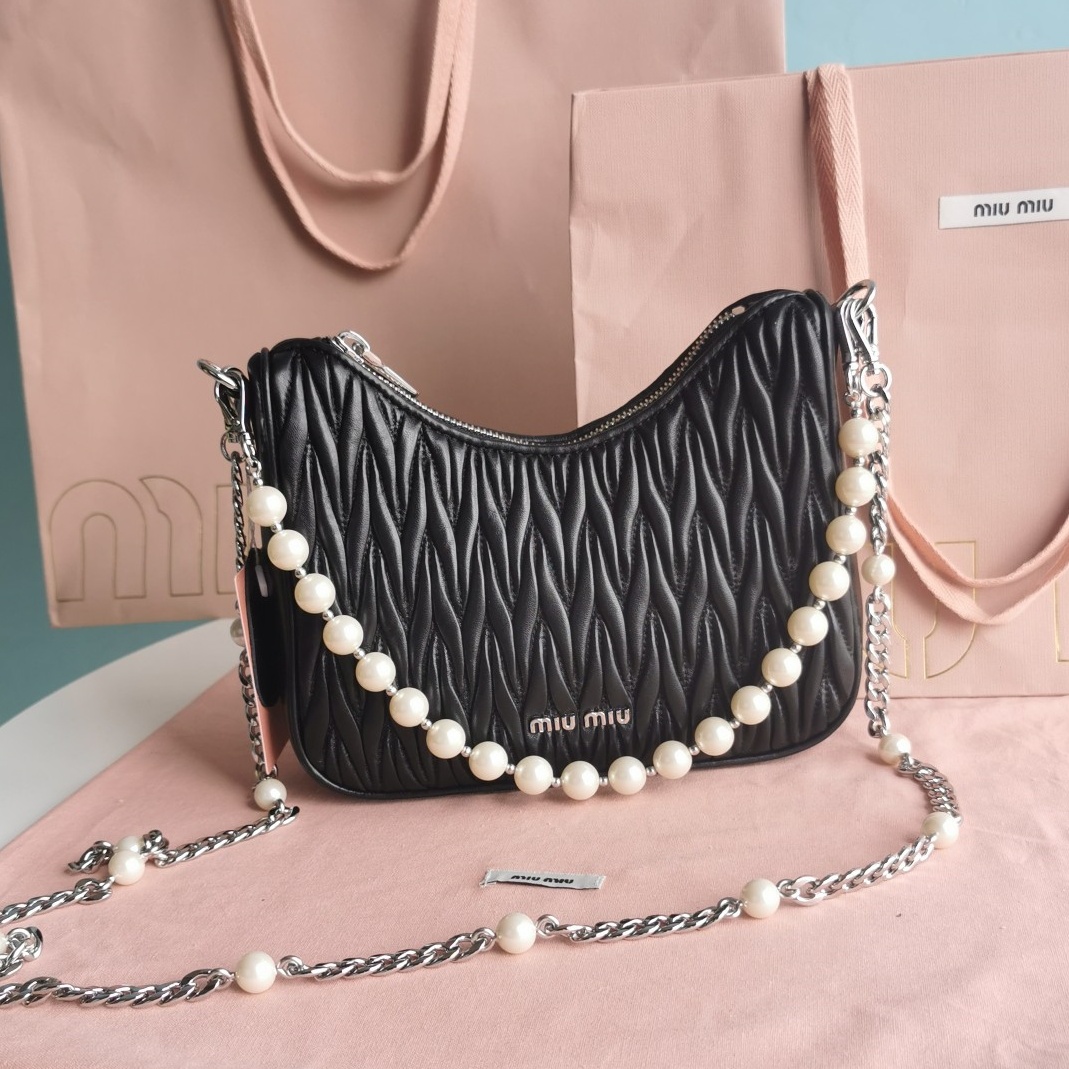 미우미우 MIUMIU 2023 SS 마틀라쎄 나파 레더 숄더백 블랙 5BH211 커스텀급