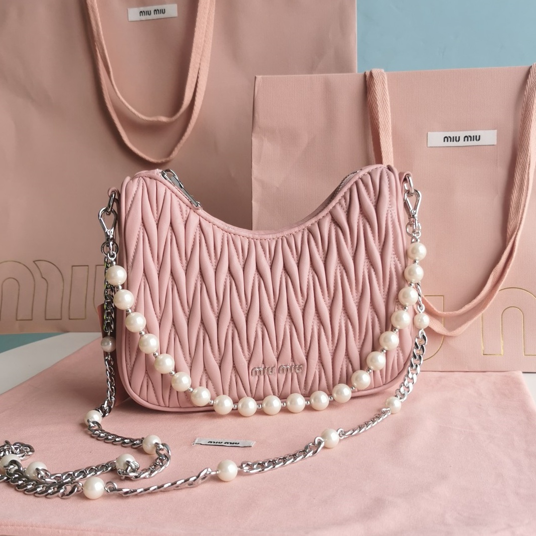 미우미우 MIUMIU 2023 SS 마틀라쎄 나파 레더 숄더백 핑크 5BH211 커스텀급