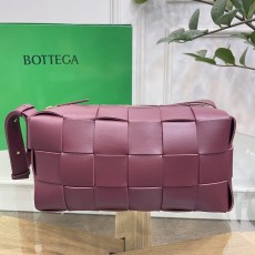보테가 베네타 BOTTEGA VENETA 2023 SS 브릭 카세트백 버건디 709360 커스텀급