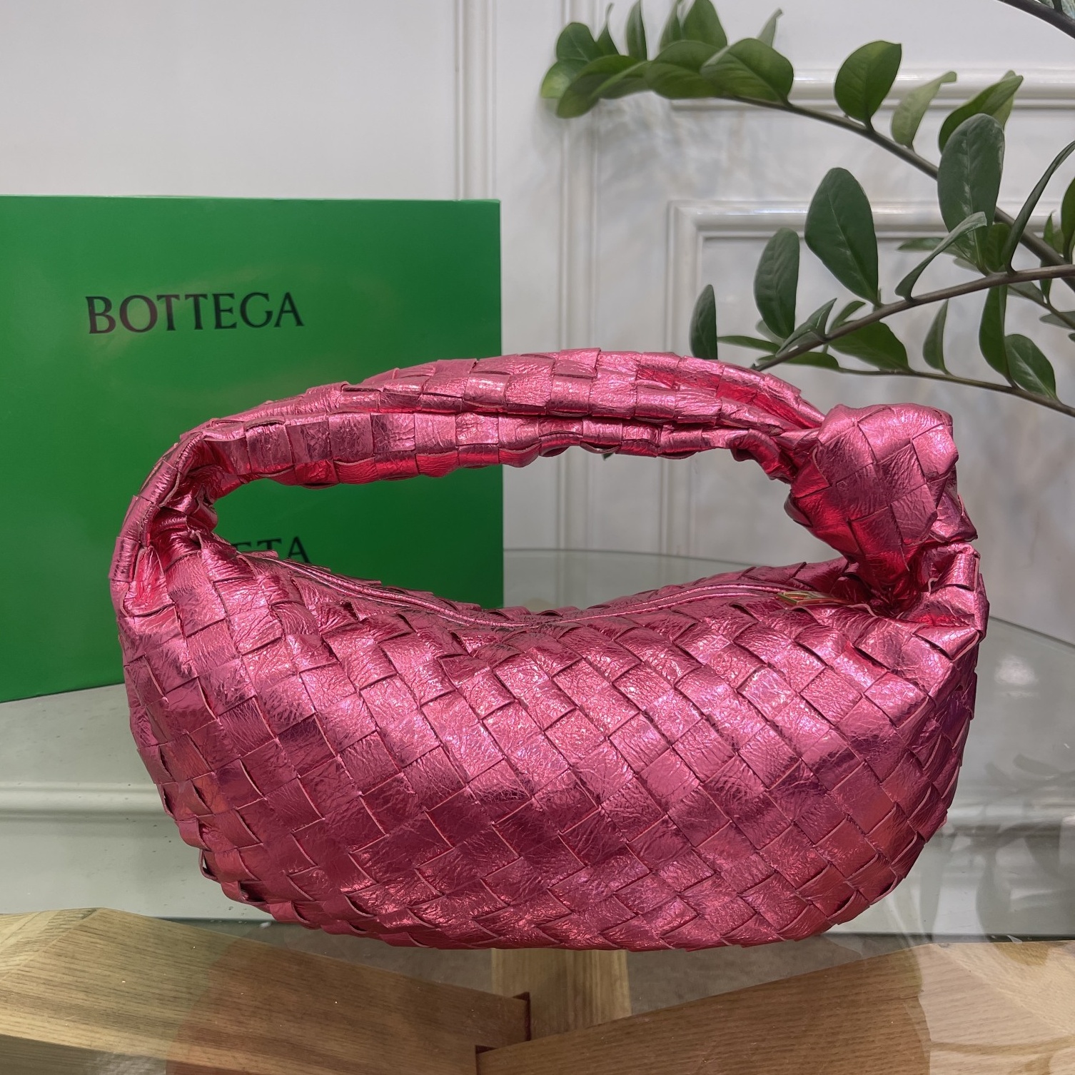 보테가 베네타 BOTTEGA VENETA 2023 SS 조디백 미듐 펄 핫핑크 커스텀급