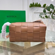 보테가 베네타 BOTTEGA VENETA 2023 SS 브릭 카세트백 카멜 709360 커스텀급