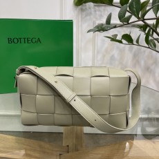 보테가 베네타 BOTTEGA VENETA 2023 SS 브릭 카세트백 연그레이 709360 커스텀급