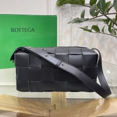 보테가 베네타 BOTTEGA VENETA 2023 SS 브릭 카세트백 블랙 709360 커스텀급