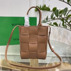 보테가 베네타 BOTTEGA VENETA 2023 SS 인트레치아 카세트 토트백 딥베이지709341 커스텀급