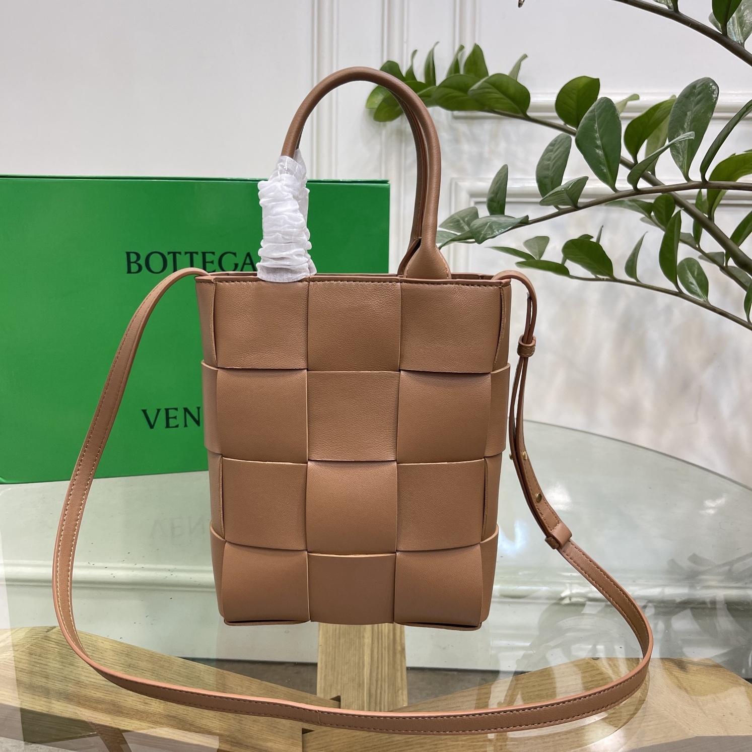 보테가 베네타 BOTTEGA VENETA 2023 SS 인트레치아 카세트 토트백 딥베이지709341 커스텀급