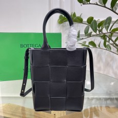 보테가 베네타 BOTTEGA VENETA 2023 SS 인트레치아 카세트 토트백 블랙 709341 커스텀급