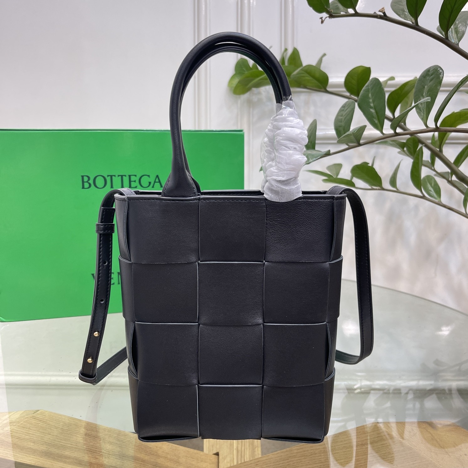 보테가 베네타 BOTTEGA VENETA 2023 SS 인트레치아 카세트 토트백 블랙 709341 커스텀급