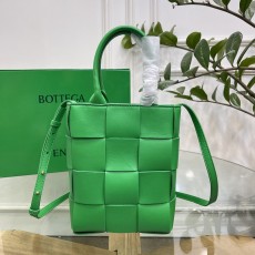 보테가 베네타 BOTTEGA VENETA 2023 SS 인트레치아 카세트 토트백 그린 709341 커스텀급