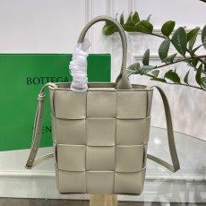 보테가 베네타 BOTTEGA VENETA 2023 SS 인트레치아 카세트 토트백 연그레이 709341 커스텀급