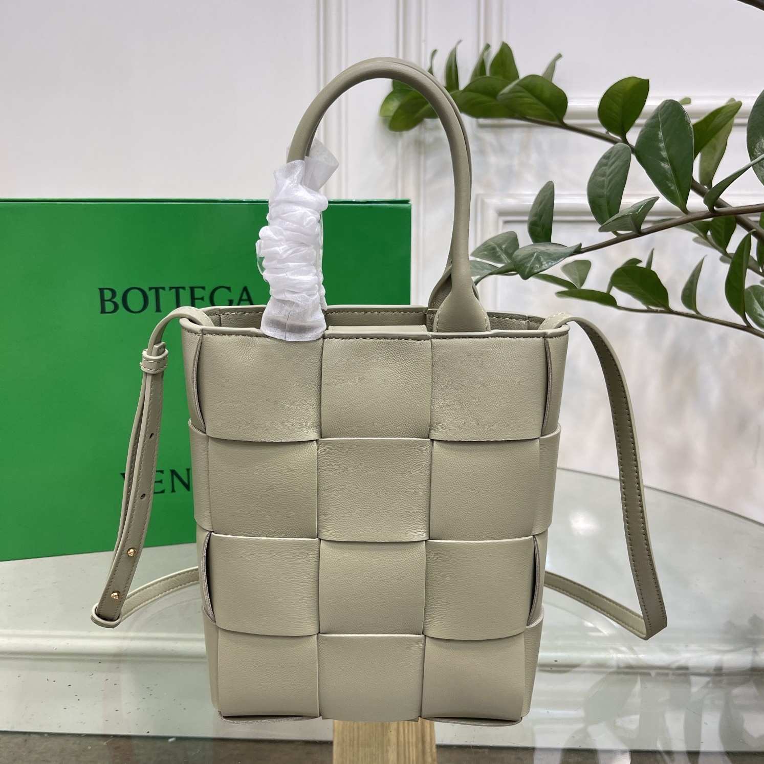 보테가 베네타 BOTTEGA VENETA 2023 SS 인트레치아 카세트 토트백 연그레이 709341 커스텀급