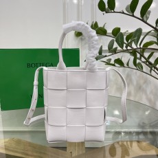 보테가 베네타 BOTTEGA VENETA 2023 SS 인트레치아 카세트 토트백 화이트 709341 커스텀급