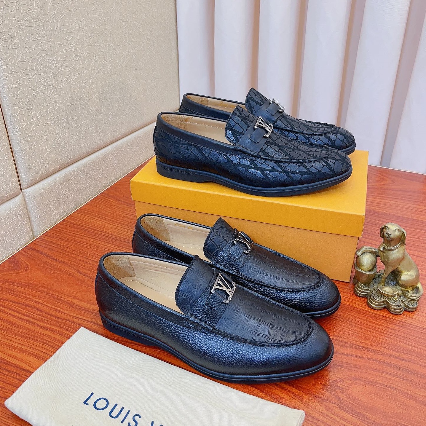루이비통 LOUIS VUITTON 2023 SS 금속버클 캐릭터무늬 남성 구두 커스텀급