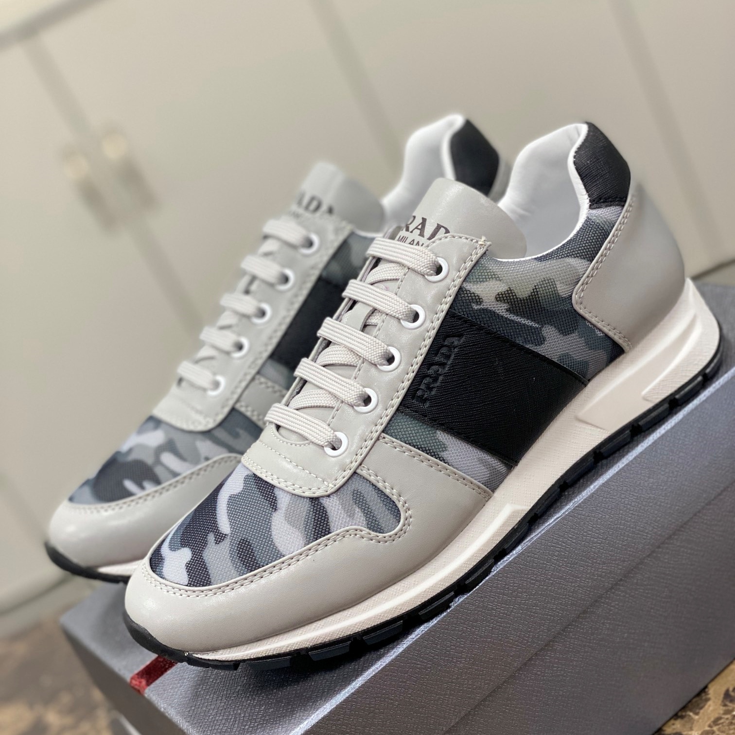 프라다 PRADA 2023 SS 캐릭터 각인로고 디지털무늬 블랙 남성 슈즈 커스텀급