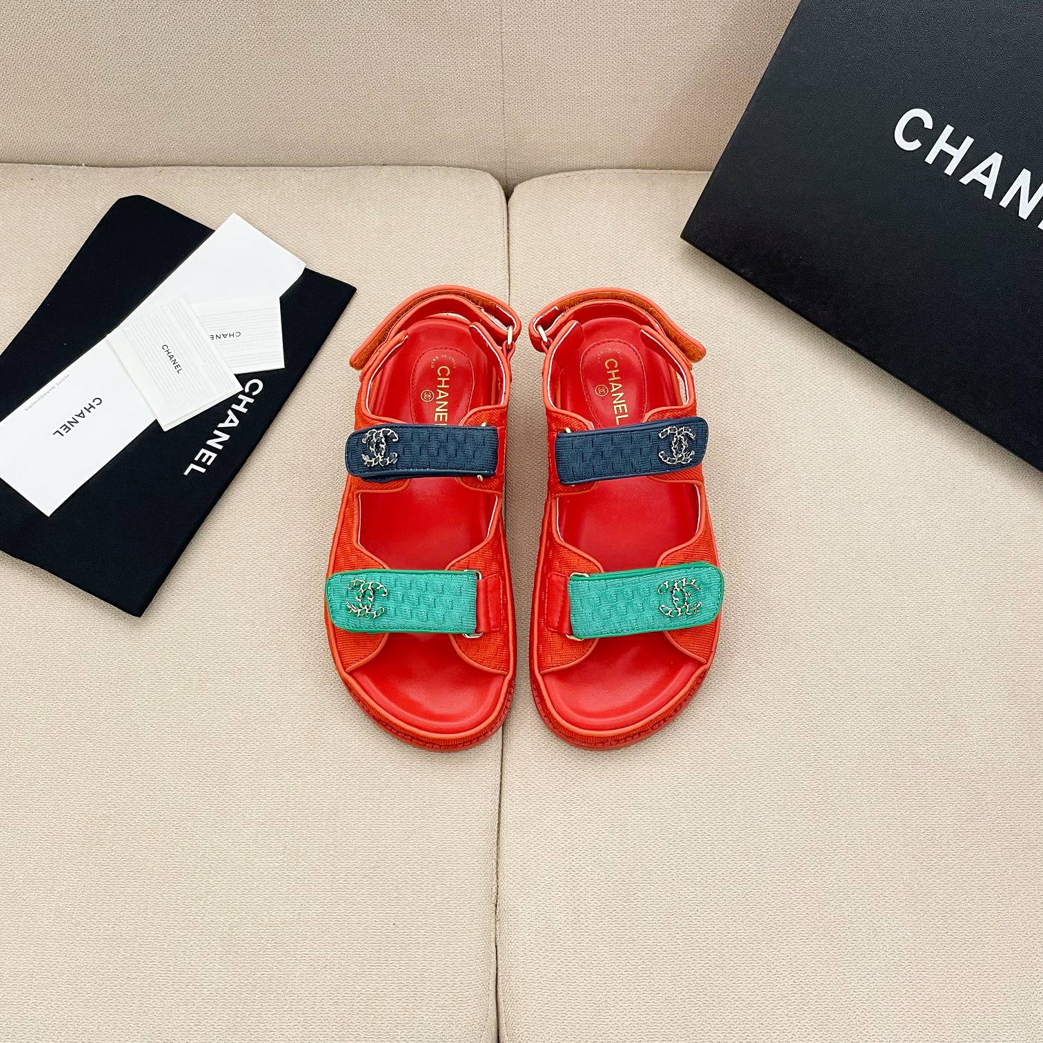 샤넬 CHANEL 2023 SS 캐릭터 체크 로고 투톤 레드 여성 샌들 커스텀급
