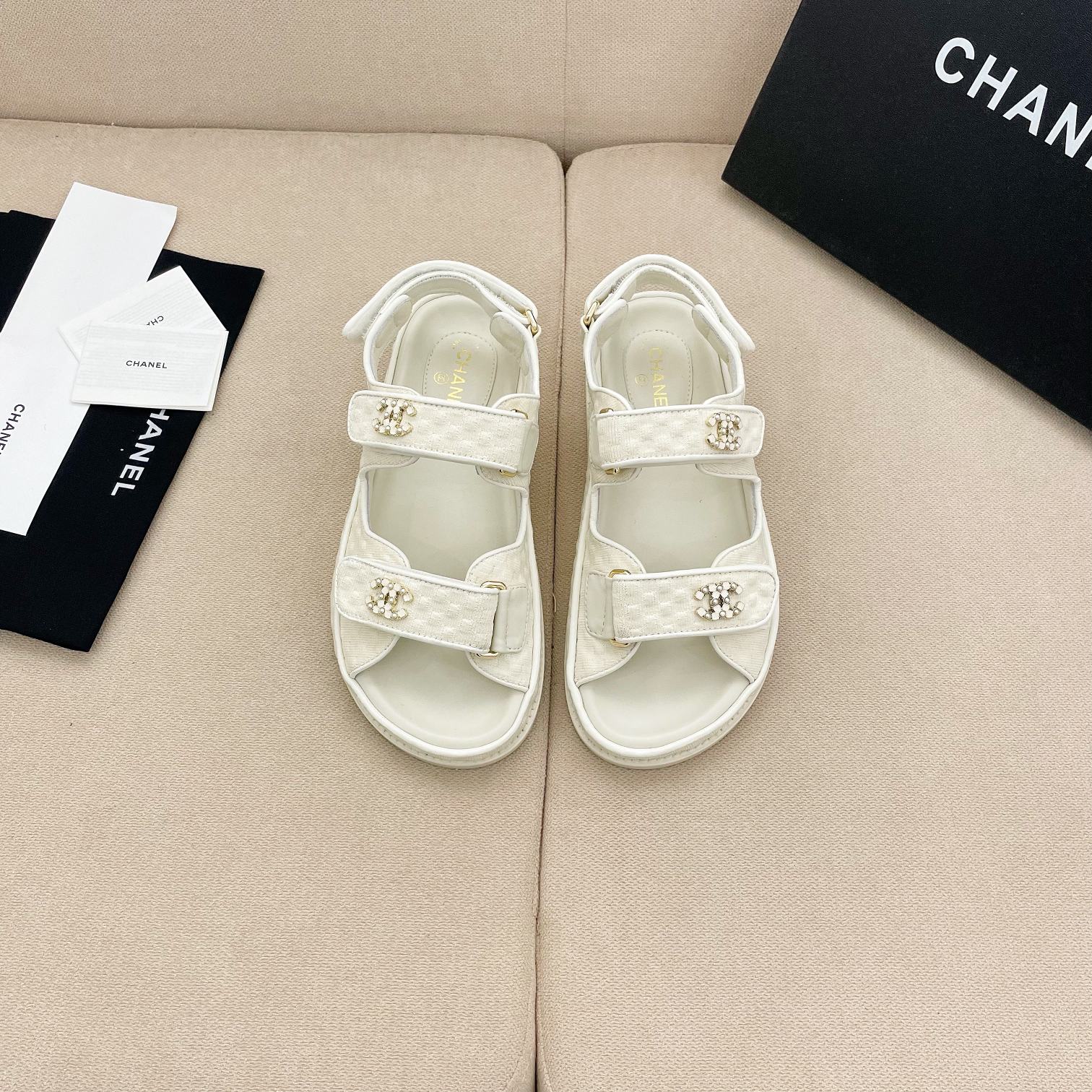 샤넬 CHANEL 2023 SS 캐릭터 체크 로고 화이트 여성 샌들 커스텀급