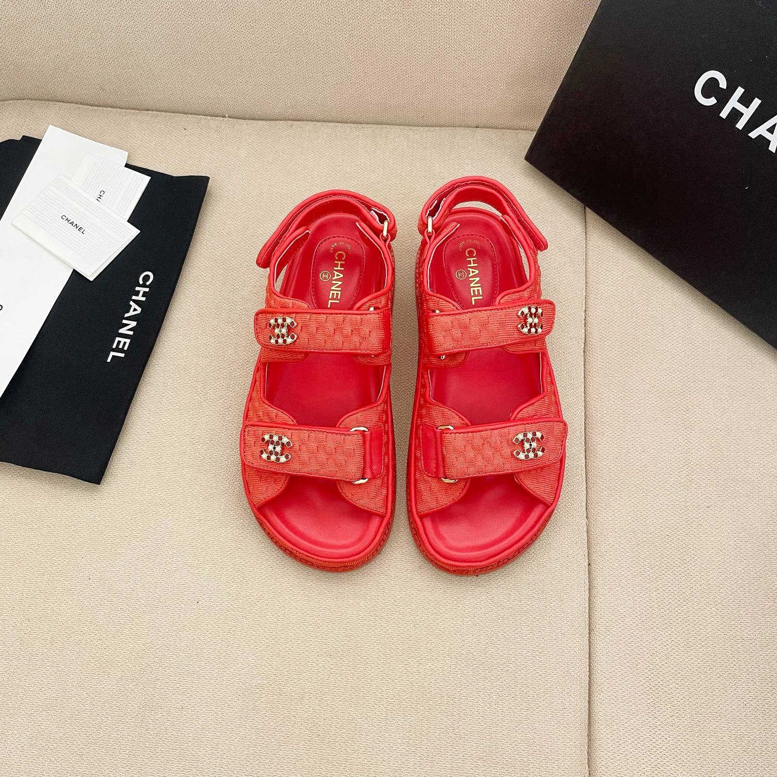 샤넬 CHANEL 2023 SS 캐릭터 체크 로고 레드 여성 샌들 커스텀급