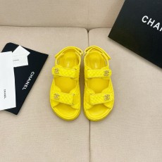 샤넬 CHANEL 2023 SS 캐릭터 체크 로고 옐로우 여성 샌들 커스텀급