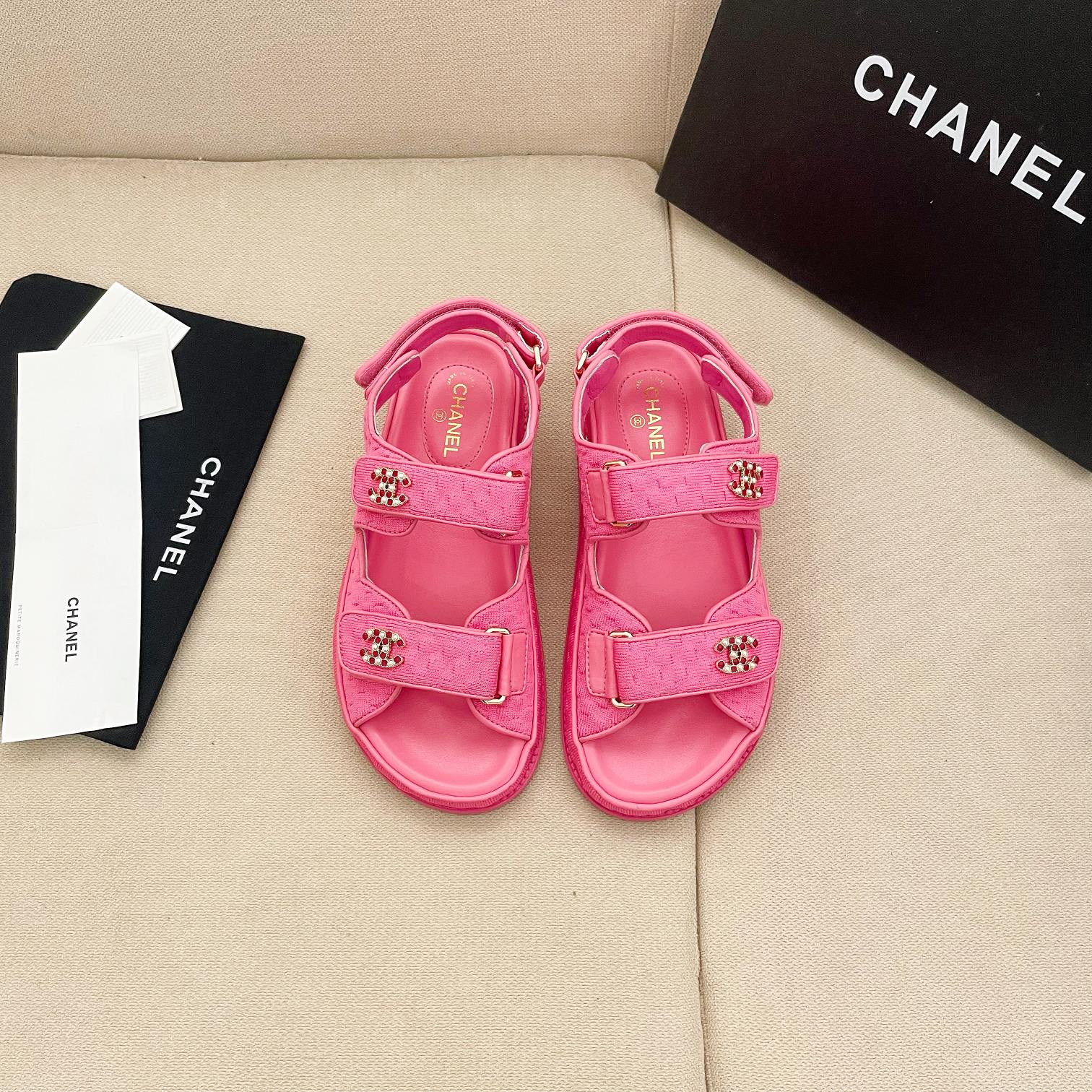 샤넬 CHANEL 2023 SS 캐릭터 체크 로고 핫핑크 여성 샌들 커스텀급