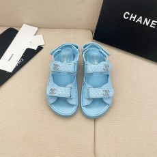 샤넬 CHANEL 2023 SS 캐릭터 체크 로고 스카이 여성 샌들 커스텀급