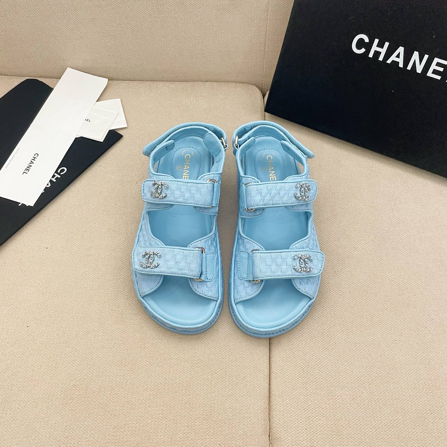샤넬 CHANEL 2023 SS 캐릭터 체크 로고 스카이 여성 샌들 커스텀급