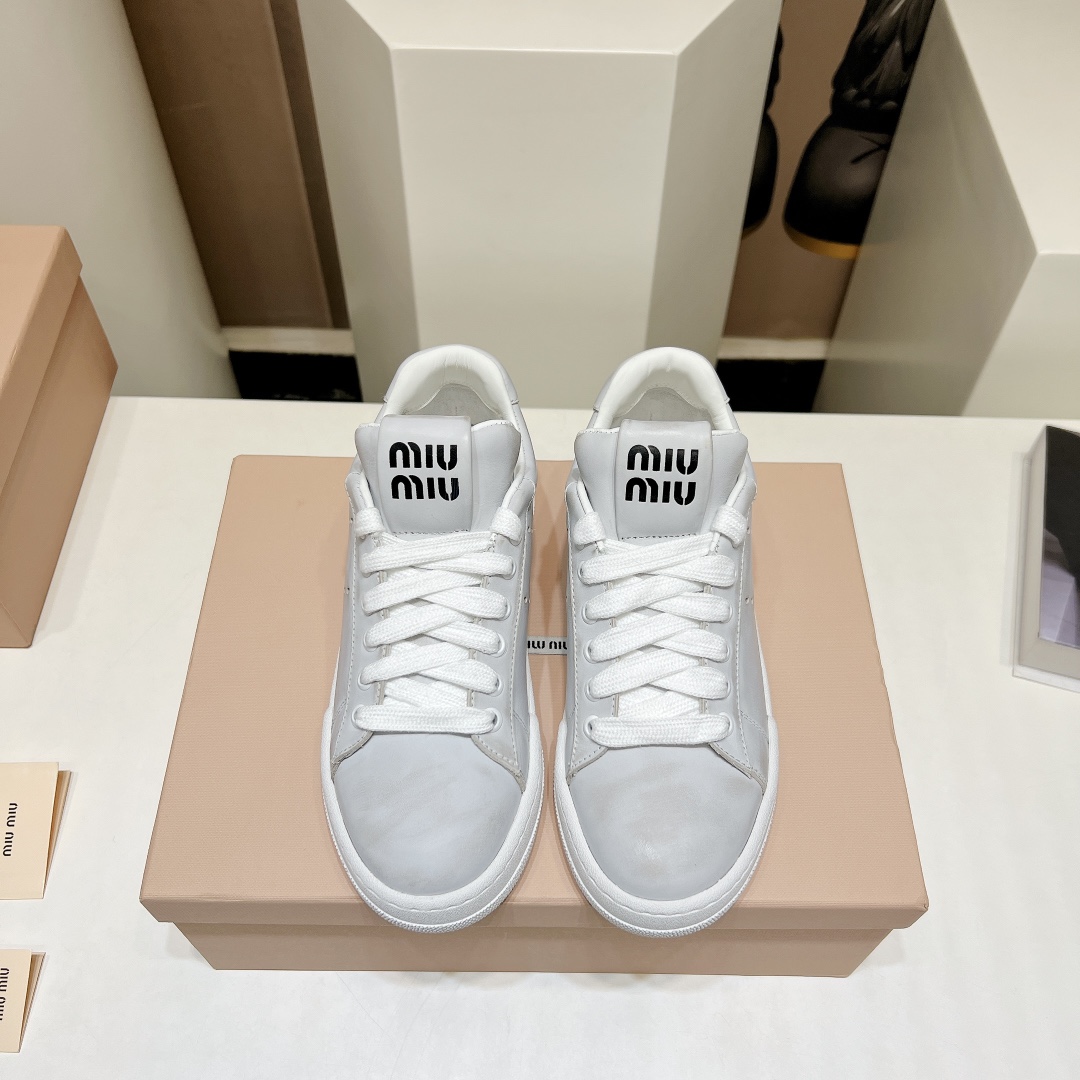 미우미우 MIUMIU 2023 SS 빈티지 패치로고 여성 슈즈 커스텀급
