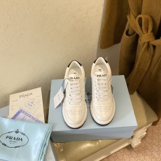 프라다 PRADA 2023 SS 트라이앵글 삼각로고 화이트 여성 슈즈 커스텀급