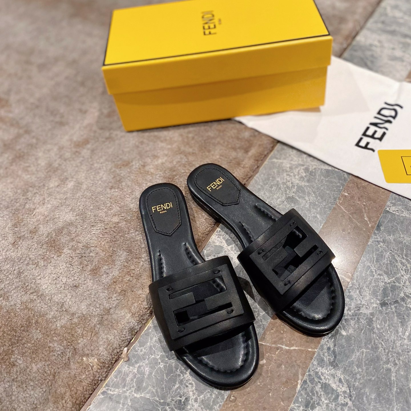 펜디 FENDI 2023 SS F로고 블랙 여성 슬리퍼 커스텀급