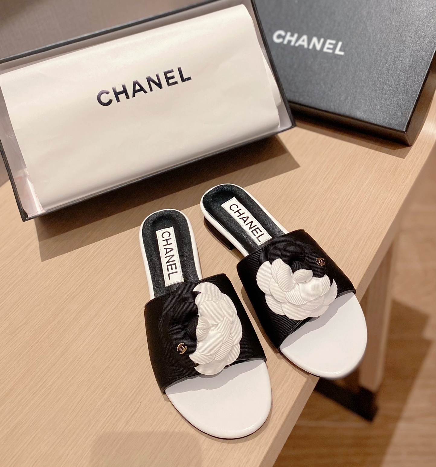 샤넬 CHANEL 2023 SS 까멜리아 로고 투톤 블랙 여성 슬리퍼 커스텀급