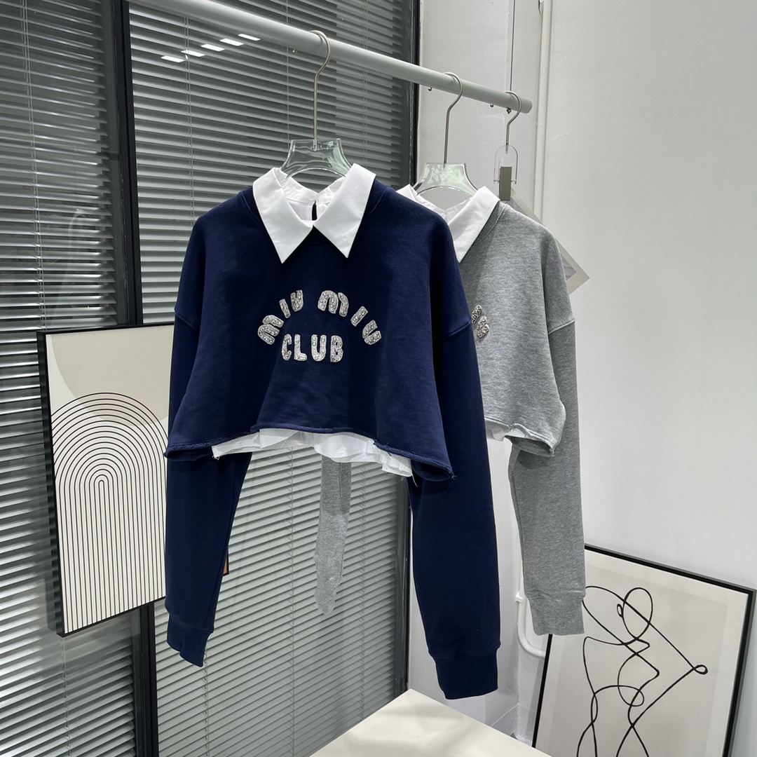 미우미우 MIUMIU 2023 SS 카라 투톤 큐빅로고 여성 긴팔티 커스텀급