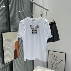 미우미우 MIUMIU 2023 SS 캐릭터 큐빅장식 퍼프소매 여성 반팔티 커스텀급