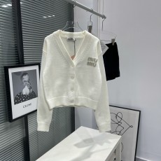 미우미우 MIUMIU 2023 SS 캐릭터 큐빅로고 니트 여성 가디건 커스텀급